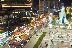 Khu vực Quảng trường 2 tháng 4, phường Nha Trang tập trung đông người dân, du khách về đêm. Ảnh: HIẾU GIANG