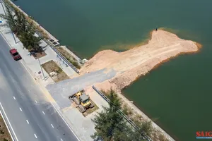 Vụ "xuất hiện tuyến đường tạm lấn sông": Thi công khi chưa đủ điều kiện