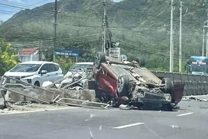 Ô tô 4 chỗ nổ vỏ, va chạm xe đầu kéo