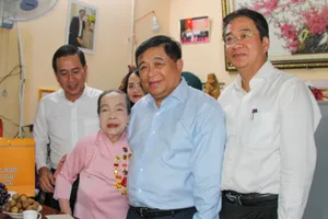 Phó Thủ tướng Nguyễn Chí Dũng thăm hỏi, tặng quà cho bà Hồ Thị Lượm. Ảnh: H.L