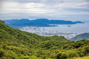 Từ đỉnh Hoàng Ngưu Sơn có thể quan sát các phường trung tâm Nha Trang. Ảnh: PHÚC DƯƠNG