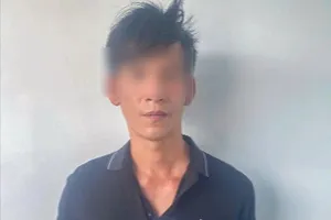 Công an xã Nam Ninh Hòa bắt Đ.N.D. Ảnh: CACC