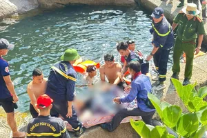 Lực lượng chức năng tìm thấy thi thể em K. Ảnh: CACC