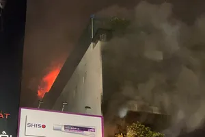 Khánh Hòa : Cháy nhà 4 tầng ở vòng xoay Mả Vòng