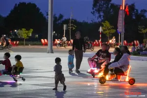 Điều khiển xe điện tại khu vực Quảng trường 2-4 phường Ninh Hòa tiềm ẩn nguy cơ gây tai nạn cho người khác. Ảnh: HIẾU GIANG