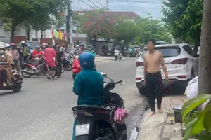 Ẩu đả, dùng vật giống dao đe dọa trước cổng trường