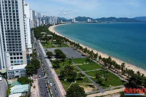 Bãi biển Nha Trang thoáng đãng sau khi tháo dỡ công trình chắn biển