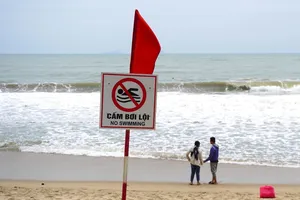 Cảnh báo du khách không tắm biển Nha Trang trong thời tiết nguy hiểm. Ảnh: ĐỨC THẢO