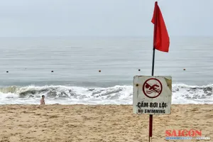 Cứu người đàn ông 86 tuổi bị sóng cuốn ở biển Nha Trang