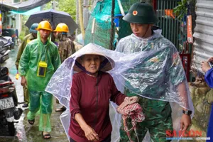 Khánh Hòa: Gõ cửa từng nhà gọi người dân đi sơ tán