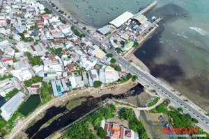 Lãnh đạo tỉnh Khánh Hòa kiểm tra thực tế vụ nước rỉ rác chảy ra biển