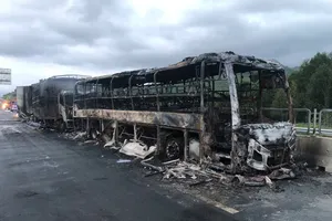 Khánh Hòa: Ba ô tô tông nhau, bốc cháy trên cao tốc Vân Phong – Nha Trang