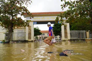 Trong vòng nửa tháng, người dân Khánh Hòa liên tiếp "gánh" 4 trận lũ lụt, khiến đời sống gặp nhiều khó khăn. Ảnh: HIẾU GIANG