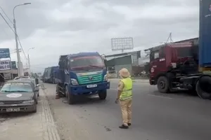 Khánh Hòa: Xử phạt nhiều xe tải chở đất đá để rơi xuống đường