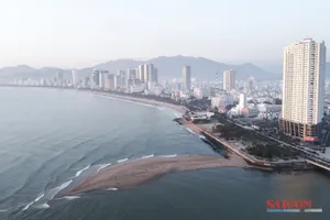 Cồn cát tự nhiên hướng ra biển Nha Trang hút khách