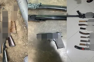 Một số khẩu súng và hung khí thu được tại nơi ở của Lê Trung Huy. Ảnh: CÔNG AN KHÁNH HÒA