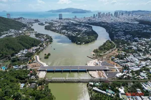 Cho xe lưu thông trên cầu đập ngăn mặn sông Cái Nha Trang từ 13-2