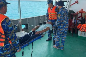 Hải đoàn 129 Hải quân cứu ngư dân bị đột quỵ trên biển