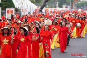 Hơn 3.000 người tham gia diễu hành áo dài tại đường ven biển Nha Trang