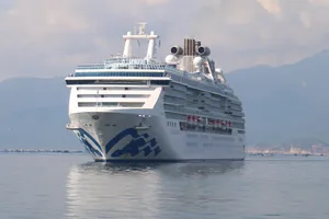 Tàu biển Coral Princess vào vịnh Cam Ranh, sáng 30-3