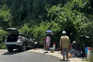 Khánh Hòa: Ô tô lao xuống mương trên đèo, 6 người gặp nạn