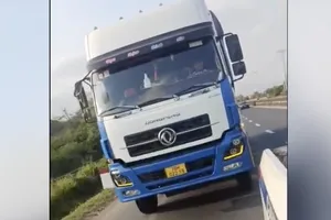 Khánh Hòa: Xử phạt tài xế xe tải lạng lách, không chấp hành hiệu lệnh của CSGT