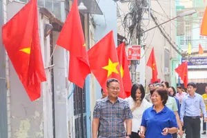 Phó Chủ tịch Ủy ban MTTQ Việt Nam TPHCM Phạm Minh Tuấn khảo sát các công trình tại quận Tân Phú