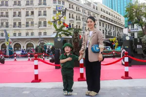 Người dân hào hứng chụp hình bên dàn pháo lễ được lắp đặt ở bến Bạch Đằng