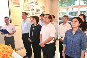 Đồng chí Nguyễn Văn Được dâng hương, dâng hoa tại nhà số 5 Châu Văn Liêm. Ảnh: VIỆT DŨNG