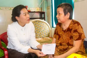 Lãnh đạo phường Tân Hòa thăm, tặng quà các gia đình khó khăn