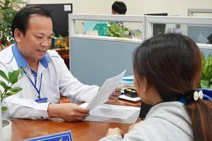 Cán bộ tiếp nhận các phản ánh, khiếu nại của người dân. Ảnh: THU HƯỜNG