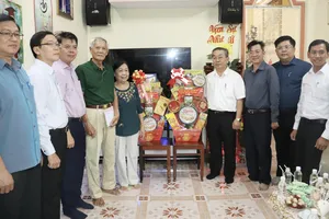 Lãnh đạo Ban Tổ chức Thành ủy TPHCM thăm, tặng quà các gia đình chính sách 