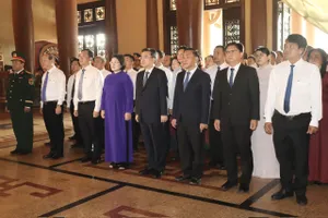 Dâng hương tưởng niệm các Anh hùng liệt sĩ yên nghỉ trên Đất thép Thành đồng