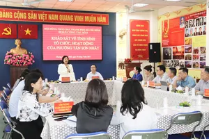 Bố trí cán bộ hỗ trợ người dân, doanh nghiệp tại phường 