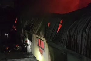 Cháy xưởng sản xuất bóng đèn ở TPHCM