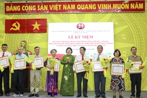 Đồng chí Văn Thị Bạch Tuyết trao Huy hiệu Đảng đến các đảng viên