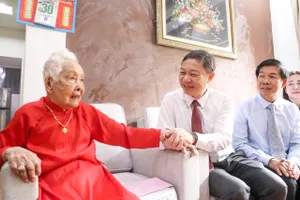 Lãnh đạo TPHCM thăm Mẹ Việt Nam Anh hùng, cán bộ tiền khởi nghĩa