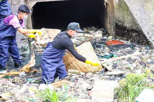 Thanh niên lội bùn dọn rác, khơi thông dòng chảy kênh rạch