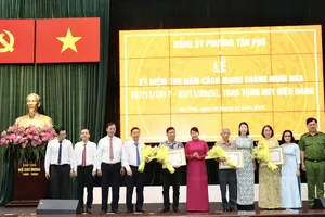 Phường Tân Phú (TPHCM) trao Huy hiệu Đảng đợt ngày 7-11
