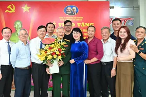 Chủ tịch HĐND TPHCM trao Huy hiệu 80 năm tuổi Đảng đến đồng chí Nguyễn Văn Thái