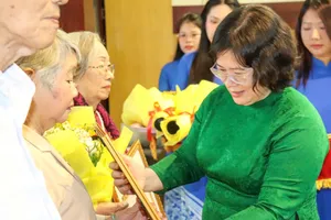 49 đảng viên phường Tân Sơn Nhì và Tây Thạnh nhận Huy hiệu Đảng 