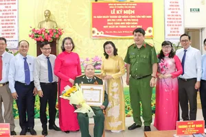 Trao Huy hiệu Đảng tại phường Tân Sơn Hòa và phường Tân Sơn Nhất