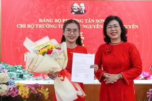 Đồng chí Trương Lê Mỹ Ngọc, Bí thư Đảng ủy phường Tân Sơn Hòa, trao Quyết định kết nạp đảng viên mới Trần Trúc Vy
