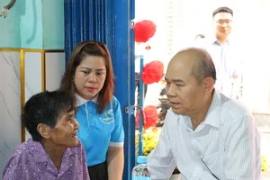 Phó Chủ tịch UBND TPHCM Trần Văn Bảy thăm, tặng quà người có công, hộ dân khó khăn