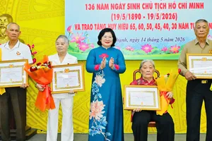 60 đảng viên phường Tây Thạnh và Tân Sơn Nhì nhận Huy hiệu Đảng