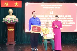 Trao tặng Huy hiệu Đảng đến 9 đảng viên phường Tân Phú 