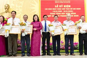 Phường Tân Sơn Hòa trao Huy hiệu Đảng đến các đảng viên 