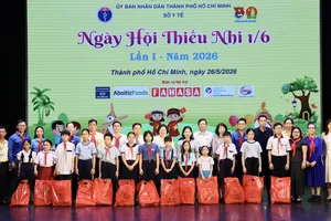 Trao hơn 900 phần quà đến trẻ em có hoàn cảnh khó khăn 
