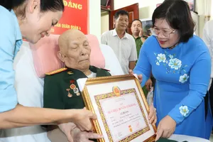 Phó Bí thư Thành ủy TPHCM Văn Thị Bạch Tuyết trao Huy hiệu Đảng đến các đảng viên lão thành