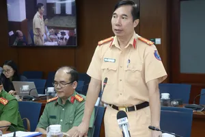 Thượng tá Đỗ Xuân Hoàn thông tin tại họp báo